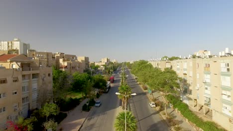 Fliegen-Sie-über-Eine-Typische-Israelische-Nachbarschaftsstraße
