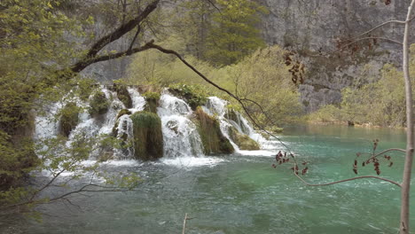 Waterfalls-in-the-forest-and-mountains-of-Plitvice-National-Park,-Croatia