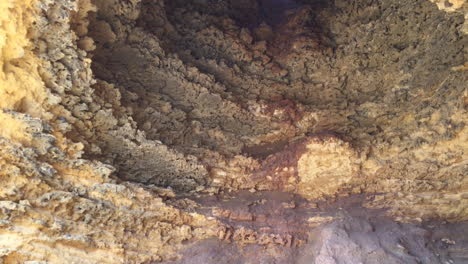 Cueva-Formada-Dentro-De-Un-Acantilado-De-Piedra-Caliza