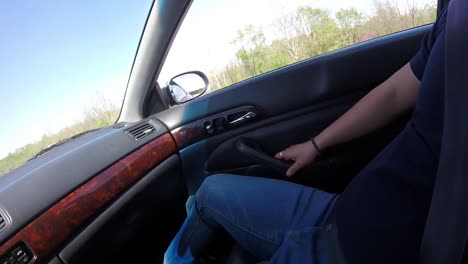 Mann-In-Jeans-Sitzt-Auf-Beifahrersitz-|-Fahren-Auf-Der-Autobahn-In-Den-USA