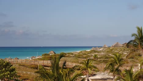 Erstaunlicher-Zeitraffer-Eines-Kubanischen-Prestine-Strandes-Auf-Der-Insel-Cayo-Largo,-Kuba