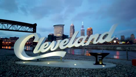Cleveland-Script-Sign-Timelapse-from-West-Side-of-Cleveland,-Ohio-in-The-Flats