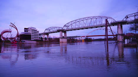 Ruhige-Abendzeit,-Blaue-Stunde-In-Nashville,-Tennessee,-Vom-Blick-Auf-Die-Innenstadt-Bis-Zur-Brücke-über-Den-Cumberland-River
