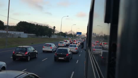 Die-Morgendliche-Verkehrsaufnahme-Aus-Einem-Bus-Des-öffentlichen-Nahverkehrs-Zeigt-Langsam-Fließenden-Verkehr-Auf-Dem-Weg-In-Die-Innenstadt-Von-Kapstadt
