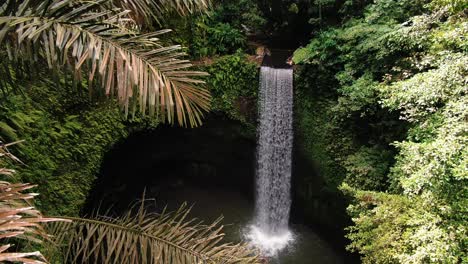 Tibumana-Wasserfall-Bali-Indonesien-Film-Von-Drohne