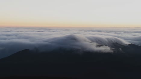 Timelapse-De-Las-Nubes-Moviéndose-Sobre-El-Cráter-Haleakala-Durante-El-Amanecer.