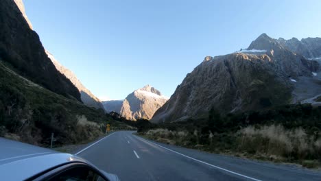 Conduciendo-Por-El-Paso-De-Montaña-De-Camino-A-Casa-Desde-Milford-Sound-En-Nueva-Zelanda