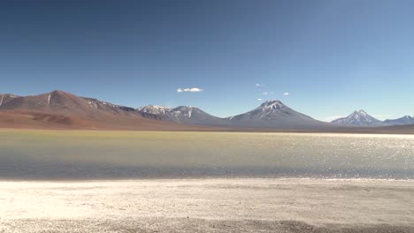 Laguna-Salada-Cerca-De-Volcanes-En-Medio-Del-Desierto-De-Atacama,-Chile,-Sudamérica
