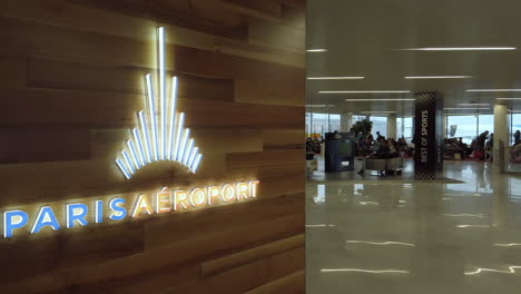 Verschiedene-Ansichten-Des-Logos-Des-Flughafens-Paris-In-Einem-Boarding-Terminal-Von-Orly