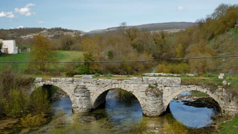 Eine-Kleine-Steinbrücke-Aus-Der-Römerzeit-über-Einen-Fluss