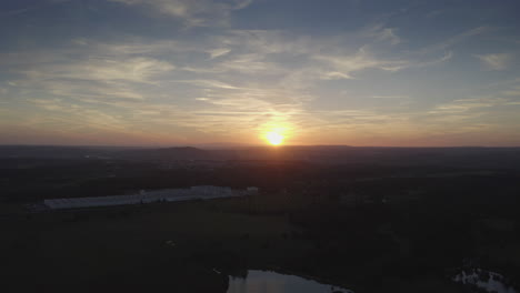 Wunderschöne-Sonnenuntergangs-Drohnenaufnahme