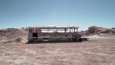Autobús-Abandonado-En-El-Desierto-De-Atacama,-Sudamérica,-Chile