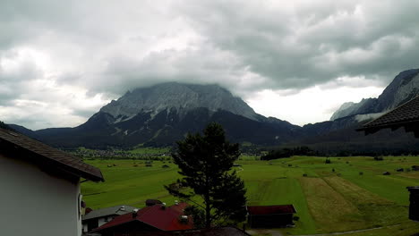 Zeitrafferaufnahme-Des-Dramatischen-Gipfels-Der-Zugspitze,-Dem-Höchsten-Berg-Der-Deutschen-Alpen