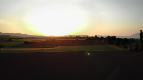 Luftaufnahmen-Von-Ländlichen-Landwirtschaftlichen-Feldern-Im-Sonnenuntergang