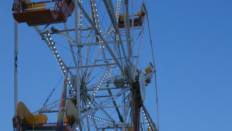 4K-view-of-Ferris-Wheel-rides-rotating,-spinning-in-amusement-park