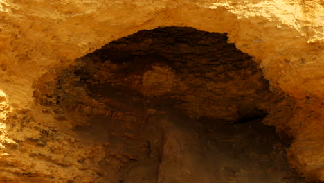 Außerhalb-Einer-Höhle-Hineinschauen