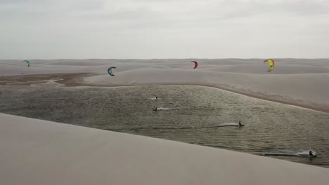 Kitesurf-En-Un-Pequeño-Lago-En-Las-Famosas-Dunas-De-Lencois-Maranhenses