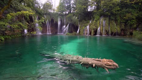 Crystal-blue-waters-of-Plitvice-lakes-in-the-Park-in-Croatia