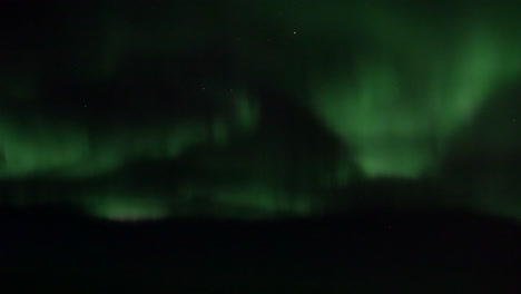 Nordlicht-Aurora-Borealis,-Gesehen-Von-Einem-Flugzeug,-Das-über-Grönland-Fliegt