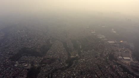 Toma-Aérea-De-Grandes-Asentamientos-Urbanos-En-Barrancos-En-Un-Día-Muy-Contaminado-En-La-Ciudad-De-México