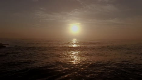 Ein-Nebliger-Goldener-Sonnenaufgang-Am-Bondi-Beach,-Sydney,-Australien