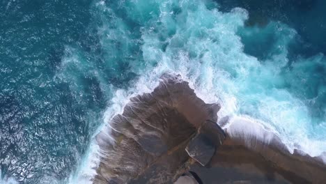 Wellen,-Die-Sich-Von-Der-Felsigen-Australischen-Küste-Zurückziehen
