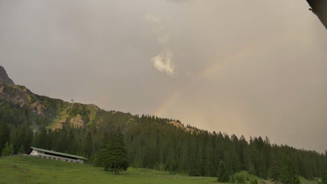 Zeitraffer-Clip-Eines-Regenbogens-über-Einem-Berg-In-Tirol,-Österreich