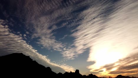 Vídeo-De-Lapso-De-Tiempo-En-Movimiento-De-Nubes-Profundamente-Texturizadas-Sobre-Un-Sol-Poniente-En-Un-Desierto-De-Arizona