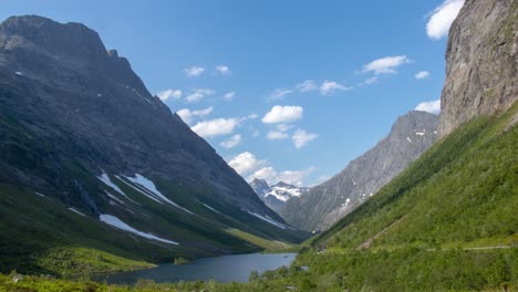Zeitraffer-Eines-Norwegischen-Tals,-Der-Himmel-Zieht-Vorbei