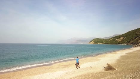Ein-Mensch-Spaziert-Während-Eines-Sommerurlaubs-In-Albanien-Am-Strand-Von-Lukova-An-Der-Albanischen-Riviera-Entlang