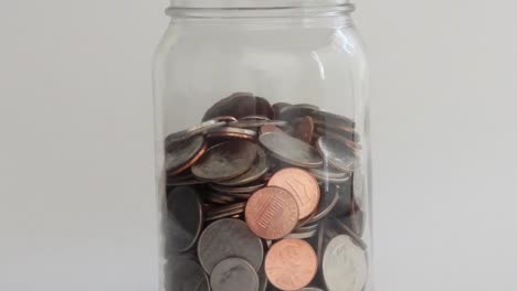 Münzen-Stapeln-Sich-In-Einem-Glas,-Um-Ersparnisse-Anzuzeigen