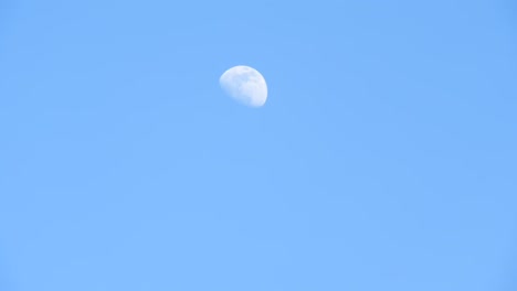 Mond-Zieht-Vorbei,-Wunderschöner-Zeitraffer,-Der-Wolken-Und-Mondbewegungen-Einfängt