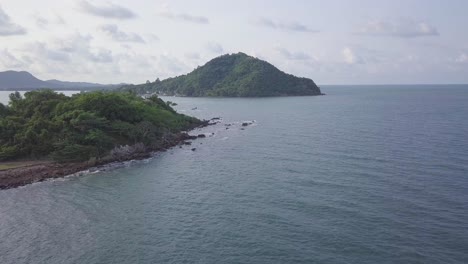 Hermosa-Vista-Del-Paisaje-De-Islas-Tropicales-Deshabitadas-En-El-Horizonte-En-Tailandia,-Provincia-De-Chantaburi
