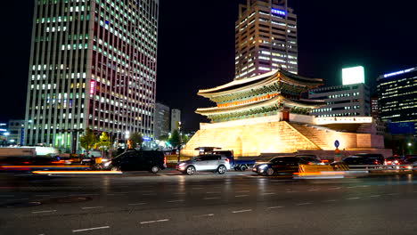 Circa---Sungnyemun-gate-time-lapse-at-night-with-traffic-in-Seoul,-South-Korea