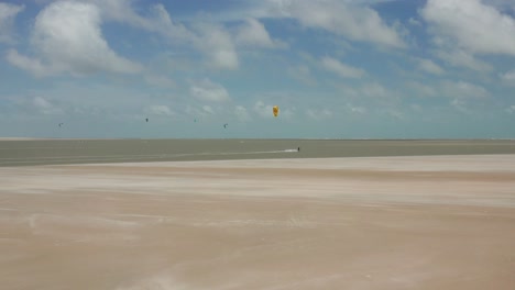 Antenne:-Die-Lagune-Von-Atins,-Brasilien-Mit-Kitesurfern