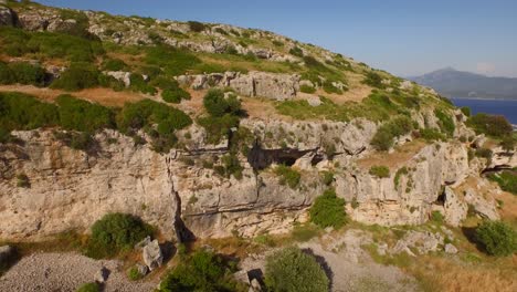 Luftaufnahme:-Ein-Kloster-Und-Höhlen-In-Den-Bergen-Von-Samos,-Griechenland