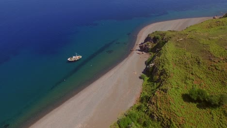 Antenne:-Ein-Ruhiger-Strand-Mit-Einem-Fischerboot-Auf-Lesbos,-In-Der-Nähe-Der-Türkei