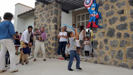 Golpeando-La-Piñata-Del-Capitán-América-En-Una-Fiesta-De-Cumpleaños-En-Querétaro,-México.