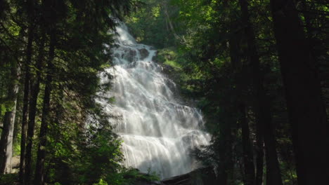 Ein-Riesiger-Wasserfall-Mitten-Im-Wald-Ergießt-Sich-In-Zeitlupe