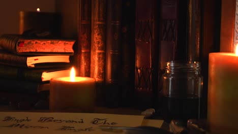 Nahaufnahme-Hintergrund-Einer-Alten-Bibliothek,-Neben-Einem-Frieplace,-Mit-Alten-Büchern,-Einer-Feder,-Altem-Papier,-Tinte,-Steinen-Und-Kerzen-Mit-Flackernden-Flammen