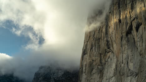 Zeitraffer-Von-Gewitterwolken,-Die-Bei-Sonnenuntergang-über-Die-Oberfläche-Des-El-Capitan-Im-Yosemite-Nationalpark-Ziehen