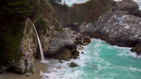 McWay-Falls,-the-California-Pacific-Coast-Highway-in-early-spring