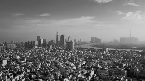 Schwarz-weißes-4K-Hyperlapse-Panorama-Am-Frühen-Morgen-Von-Ho-Chi-Minh-Stadt,-Das-Die-Skyline-Der-Stadt-Und-Die-Angrenzenden-Wohngebiete-Zeigt