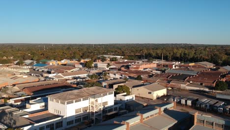 Eine-Drohnenaufnahme-Von-Industriegebäuden-Am-Stadtrand-Von-Bulawayo,-Simbabwe,-Bei-Sonnenuntergang