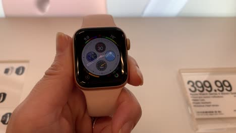 Eine-Frau-Hält-Die-Neueste-Apple-Watch-Series-4-In-Der-Hand-Und-Schaut-Sich-Diese-An,-Die-In-Einem-örtlichen-Target-Geschäft-Ausgestellt-Ist