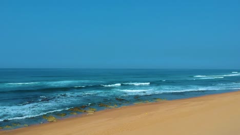 Fliegende-Drohne-über-Der-Strandküste-über-Dem-Meer-Und-Sand-In-Durban-Südafrika