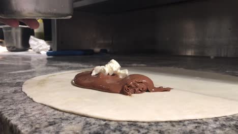 Cocinero-Prepara-Masa-Dulce-Con-Choco-Praliné-Y-Queso-Crema-Mascarpone