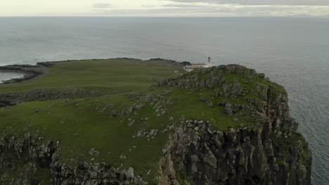 Ein-Abendlicher-Luftblick-Auf-Den-Leuchtturm-Neist-Point-Auf-Der-Isle-Of-Skye