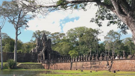 Historische-Brücke-In-Kambodscha---Eingang-Zu-Den-Tempeln