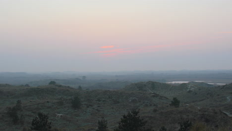 Hintergrund-Des-Sonnenuntergangs-Oder-Sonnenaufgangs-über-Wilden-Hügeln-In-Der-Dämmerung-Oder-Im-Morgengrauen